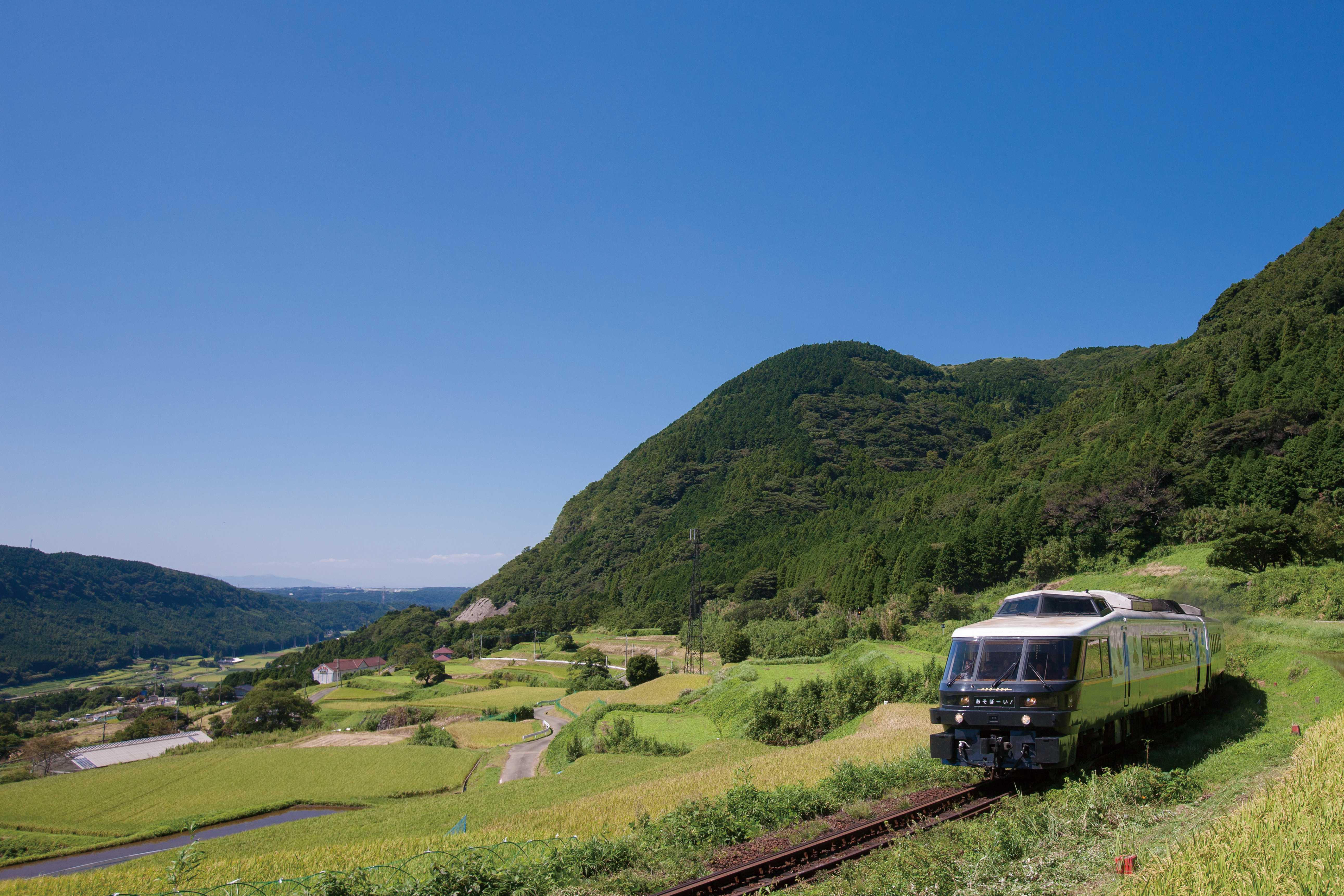 kyushu_custum_tarvel_Mt.Aso_ local_train.jpg