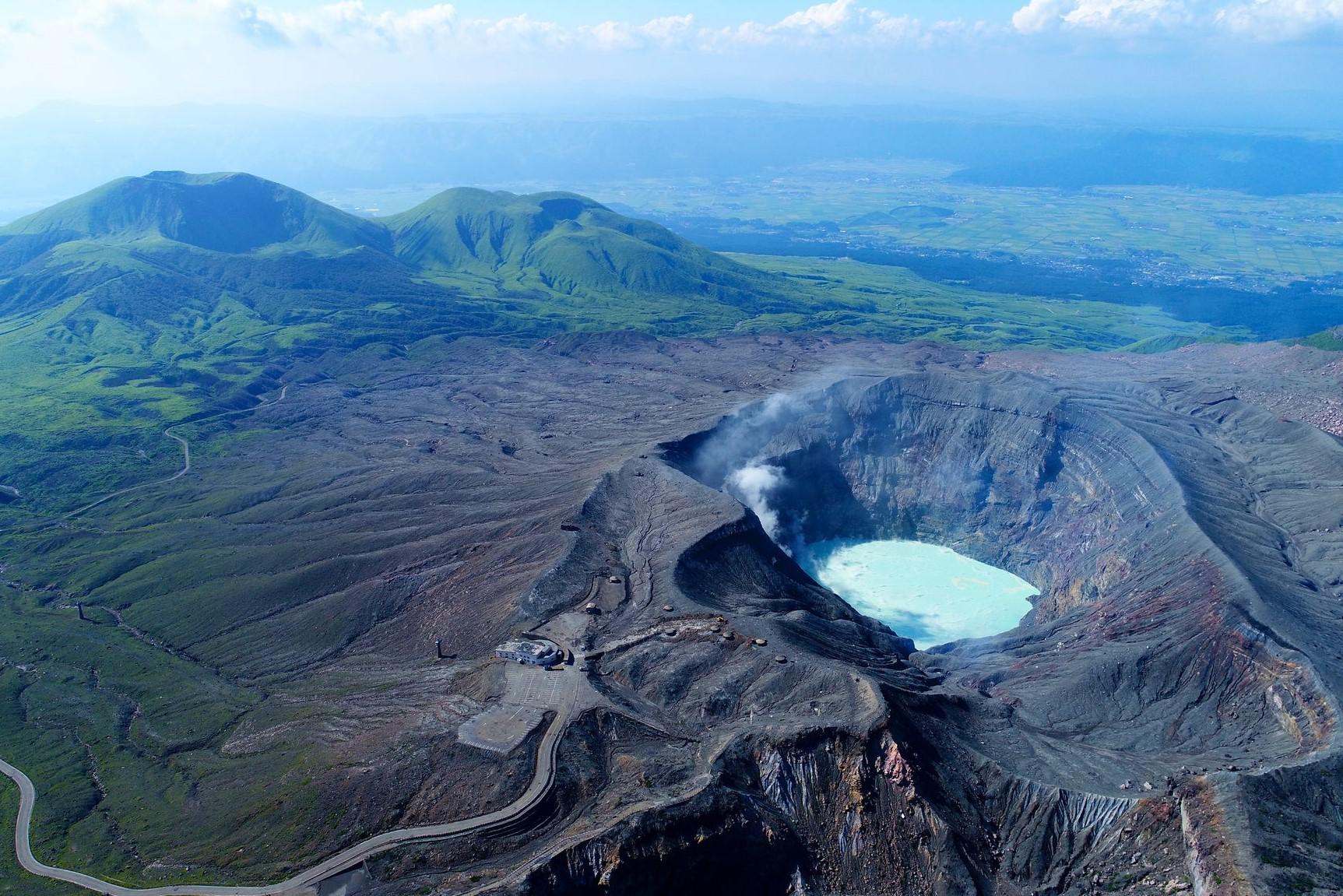 kyushu_custum_travel_Mt. Aso_Nakadake_tour.jpg